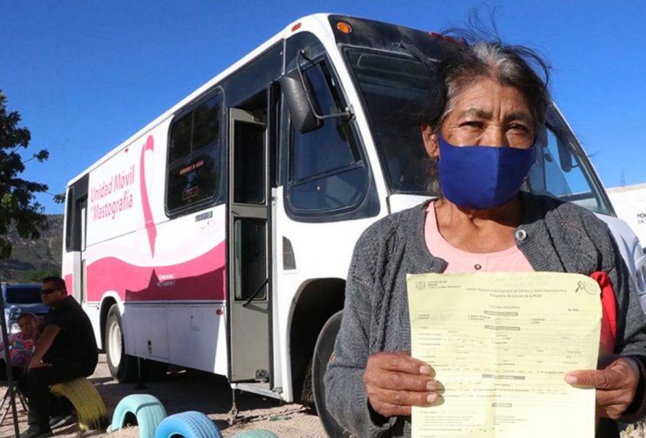 Mujer y unidad móvil de mastografía