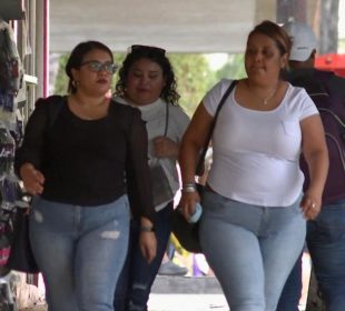 Mujeres caminando en calles de La Paz