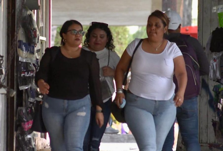 Mujeres caminando en calles de La Paz