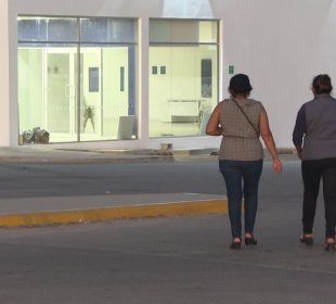 Mujeres caminando en calles de Los Cabos