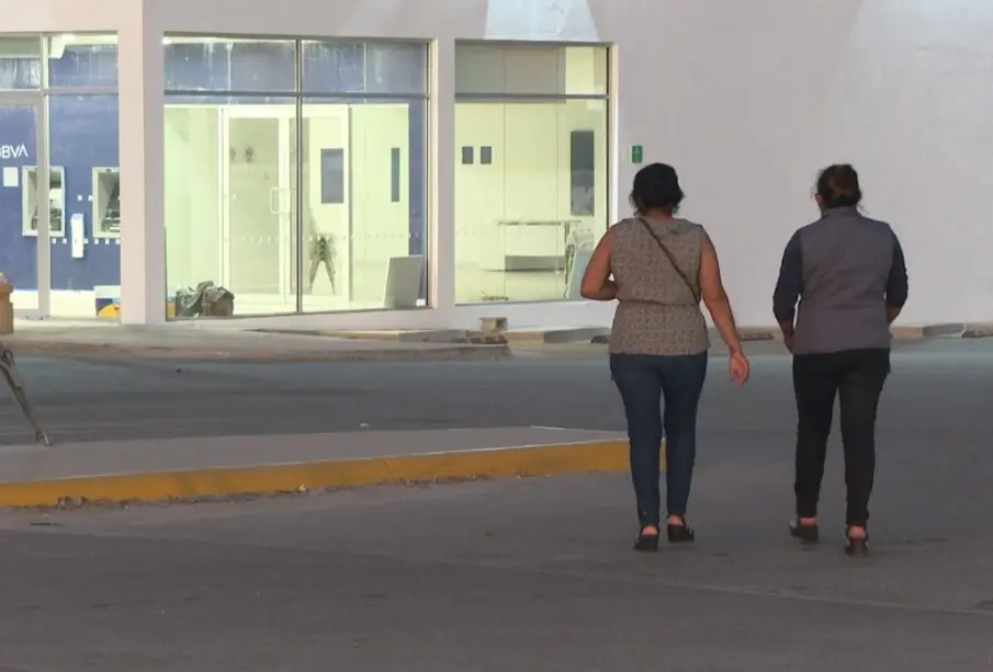 Mujeres caminando en calles de Los Cabos