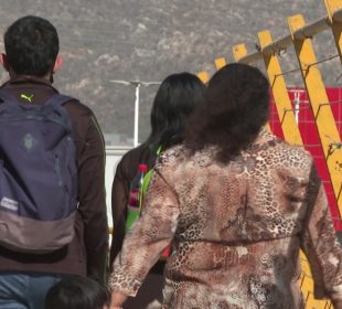 Mujeres cruzando puente peatonal