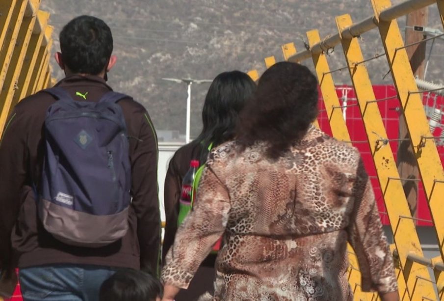 Mujeres cruzando puente peatonal