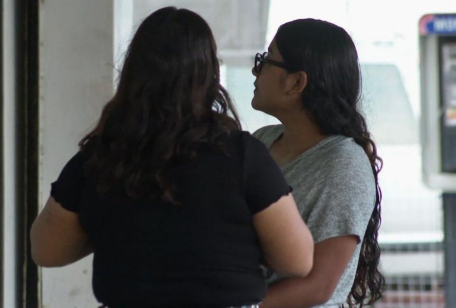 Mujeres paradas en la calle