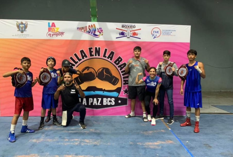 Niños practicando boxeo