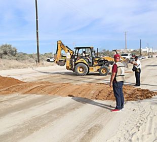 Obras Públicas pavimentando calles