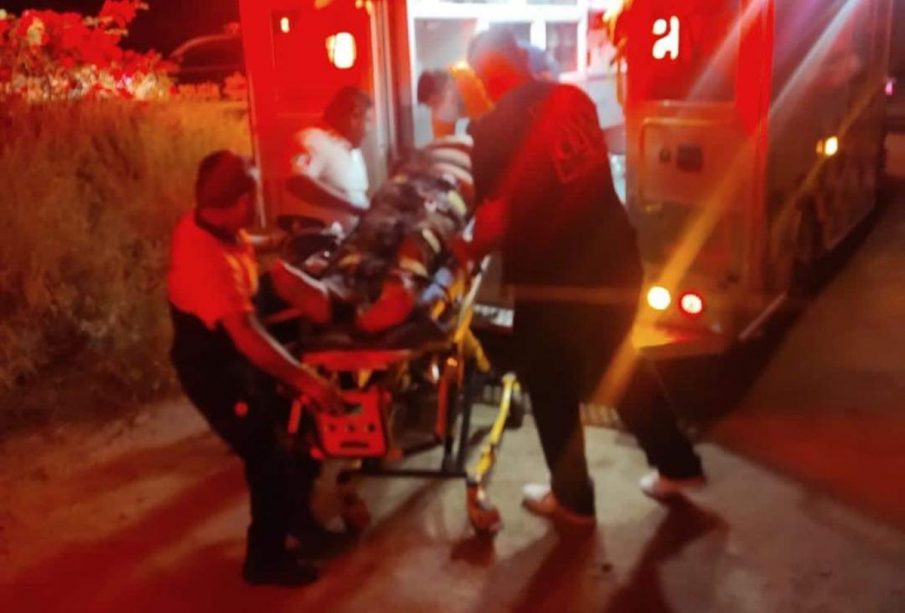 Paramédicos subiendo a hombre a ambulancia