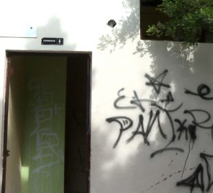 Pared con graffiti en parque