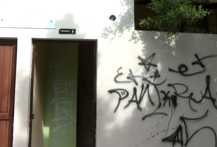 Pared con graffiti en parque