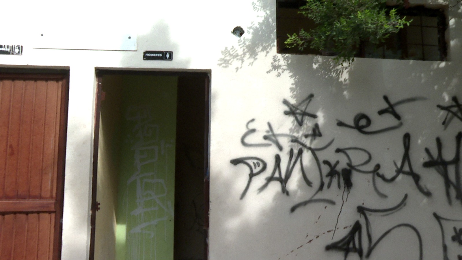 Pared con graffiti en parque