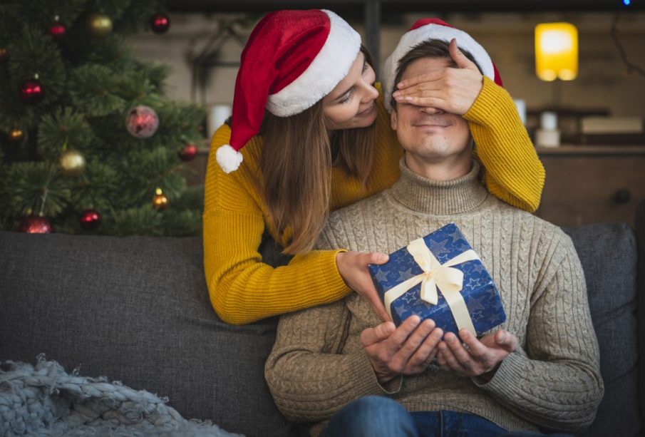 Pareja con regalo de navidad