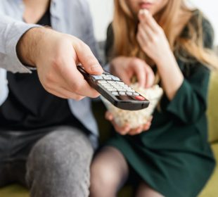 Pareja viendo películas