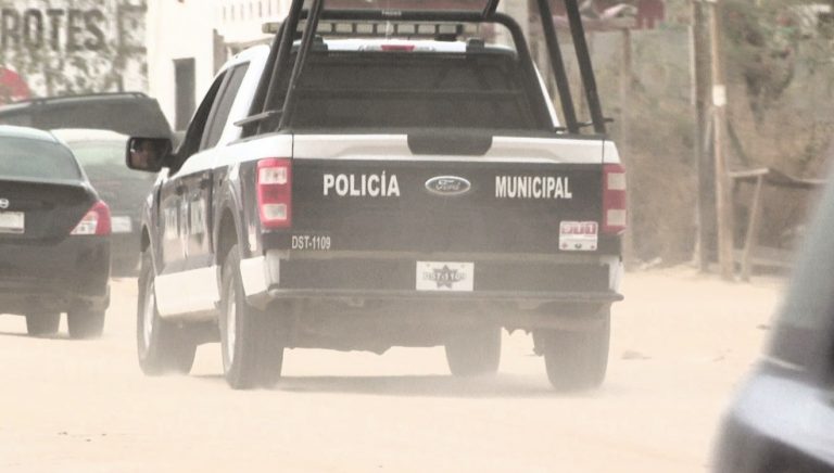 Patrulla de la policia municipal recorriendo calles