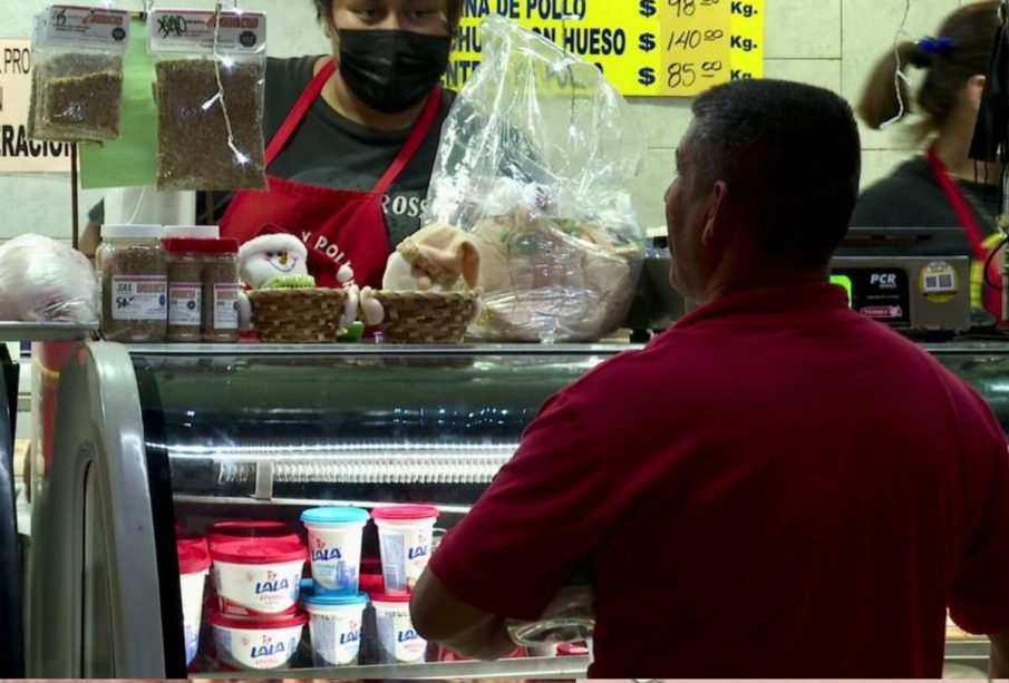 Persona comprando en carnicería