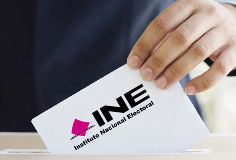 Persona dejando su voto en urna