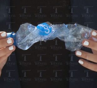 Persona sosteniendo botella de plástico