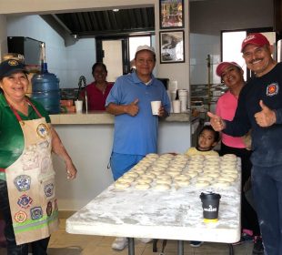 Personal de Bomberos haciendo donas