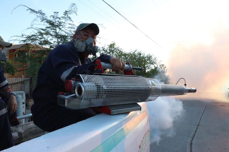 Personal fumigando para combartir dengue