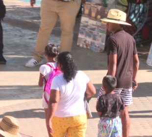 Personas caminando en zona turística de CSL