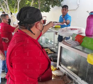 Personas comiendo tacos