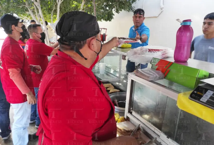 Personas comiendo tacos
