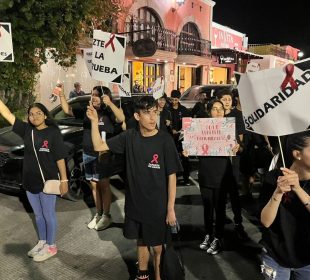 Personas con VIH protestando en Los Cabos