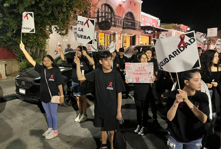 Personas con VIH protestando en Los Cabos