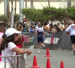 Personas corriendo en triatlón Ironman