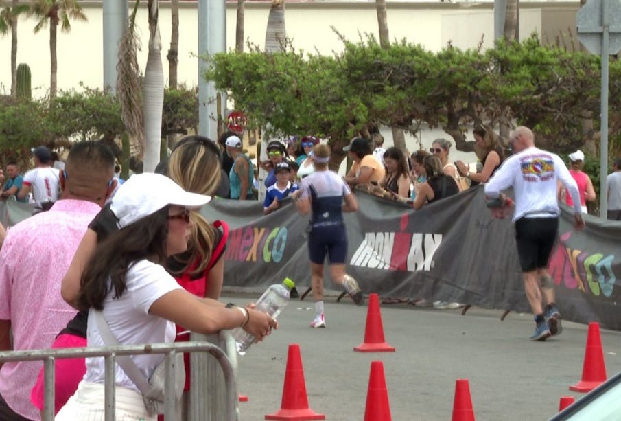 Personas corriendo en triatlón Ironman