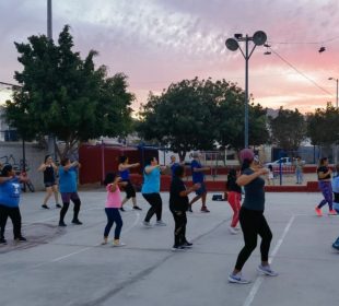 Personas en clases de zumba