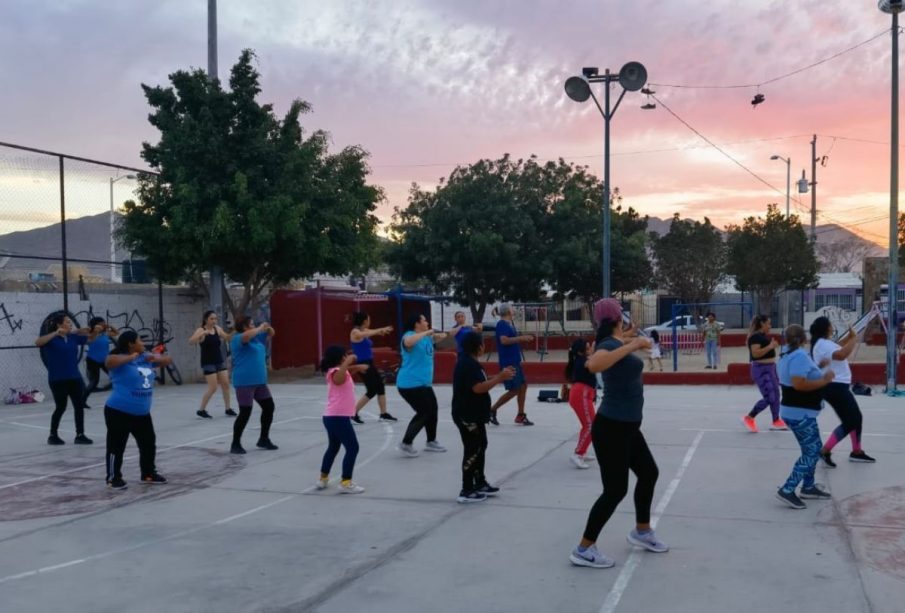 Personas en clases de zumba