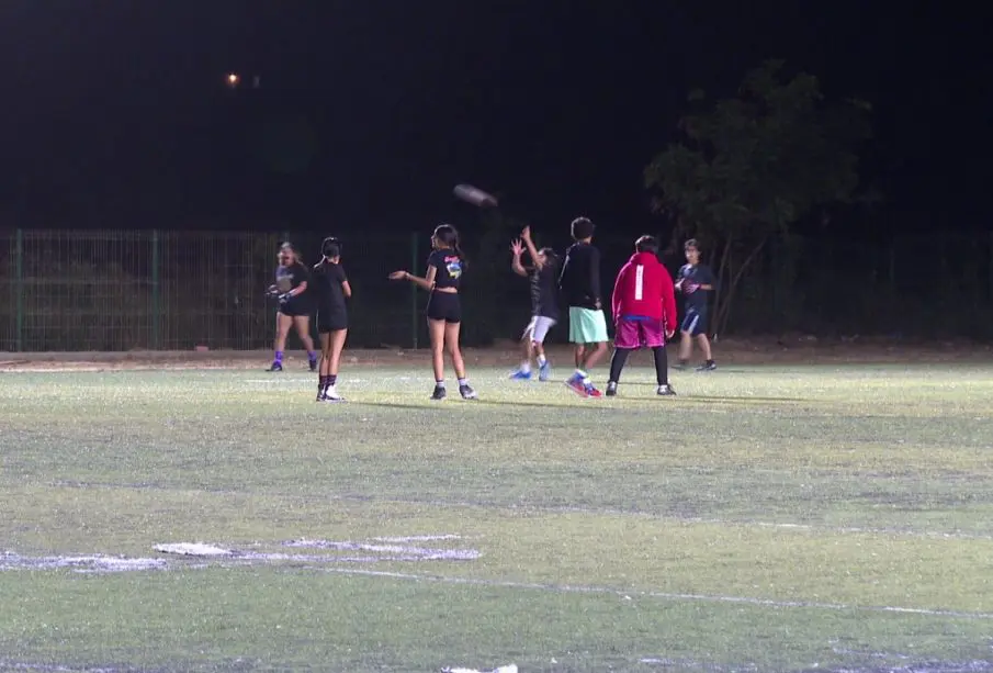 Personas entrenando tochito bandera