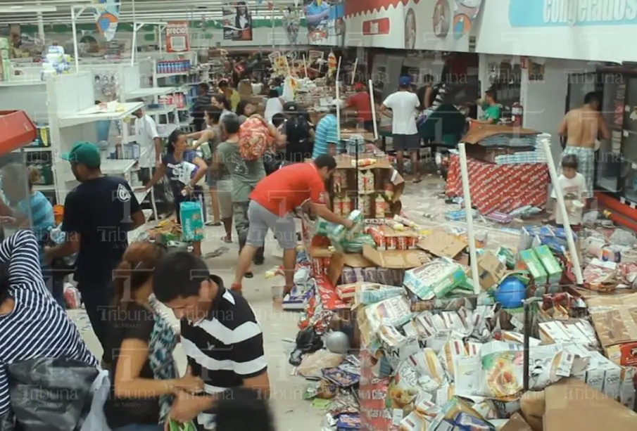 Personas saqueando supermercados