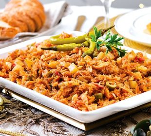 Platillo de bacalao en la mesa para cena de navidad