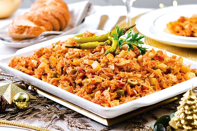 Platillo de bacalao en la mesa para cena de navidad