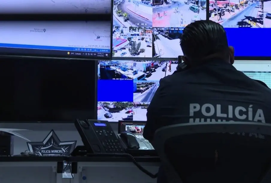 Policía en el C2 atendiendo llamada al 911
