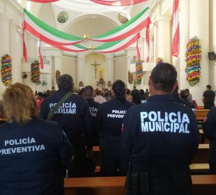 Policías municipales en iglesia