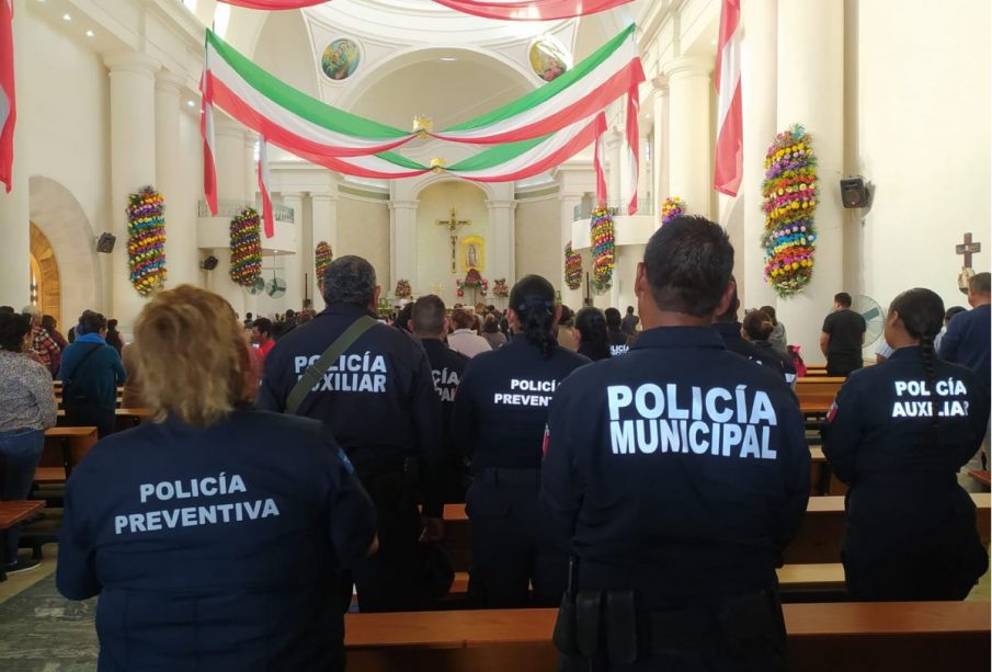 Policías municipales en iglesia