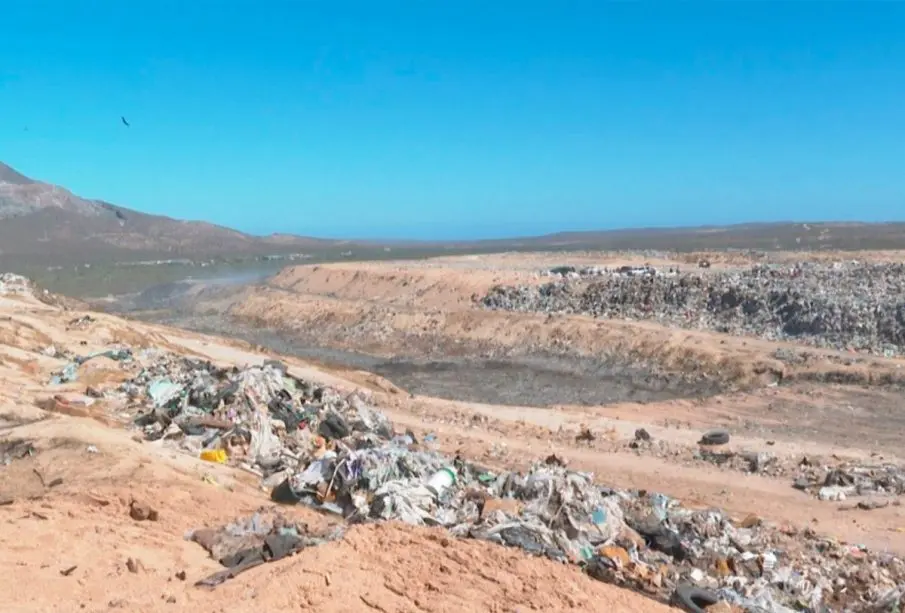 Relleno sanitario lleno de basura