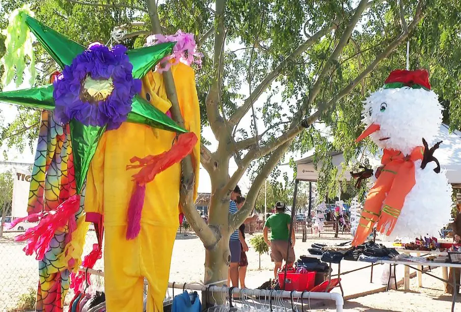 Tienda de piñatas navideñas