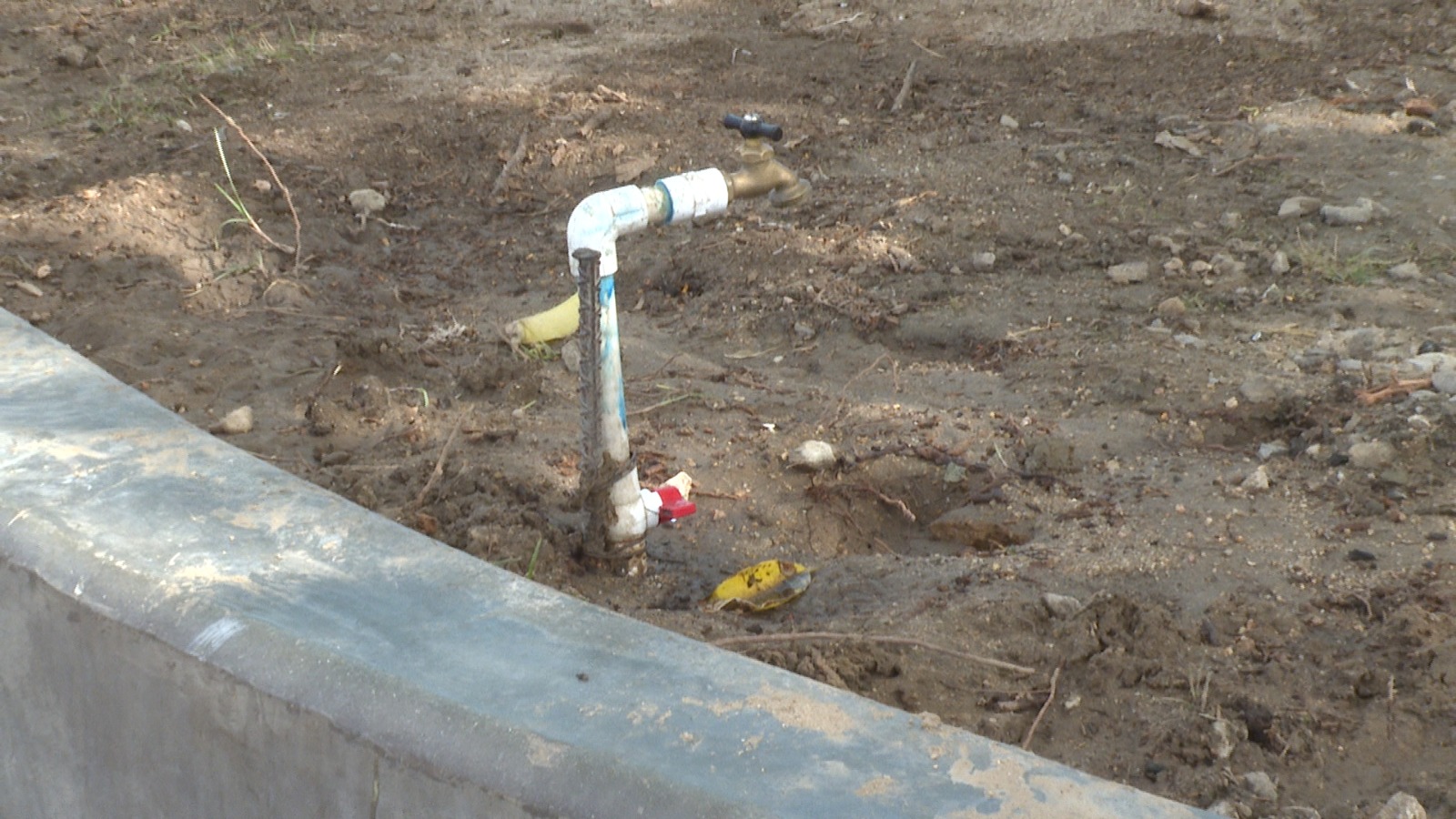 Toma de agua en la plaza Antonio Mijares