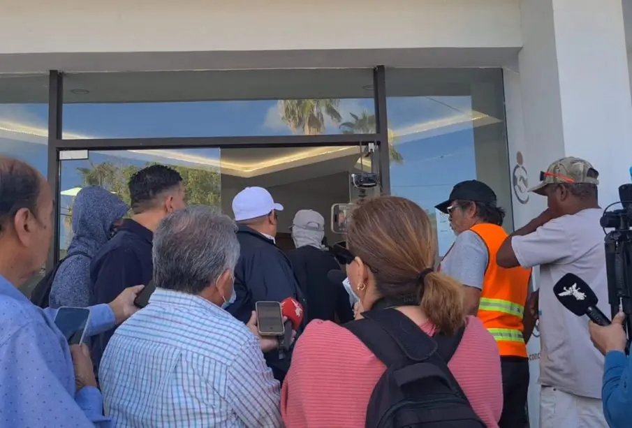 Trabajadores en Centro de Conciliación Laboral de BCS