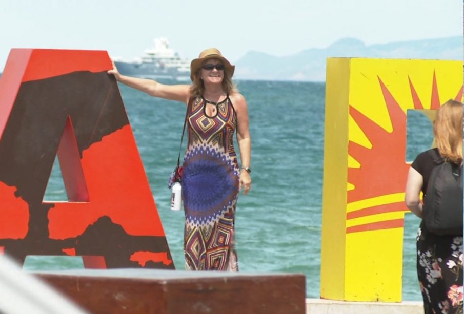 Turista tomándose fotos en malecón de La Paz