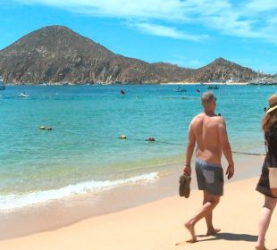 Turistas caminando por playas de Los Cabos