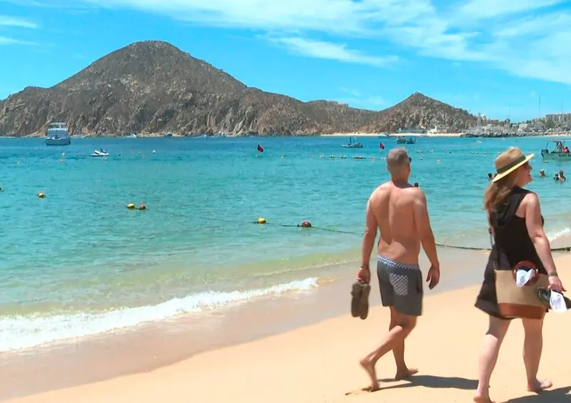 Turistas caminando por playas de Los Cabos