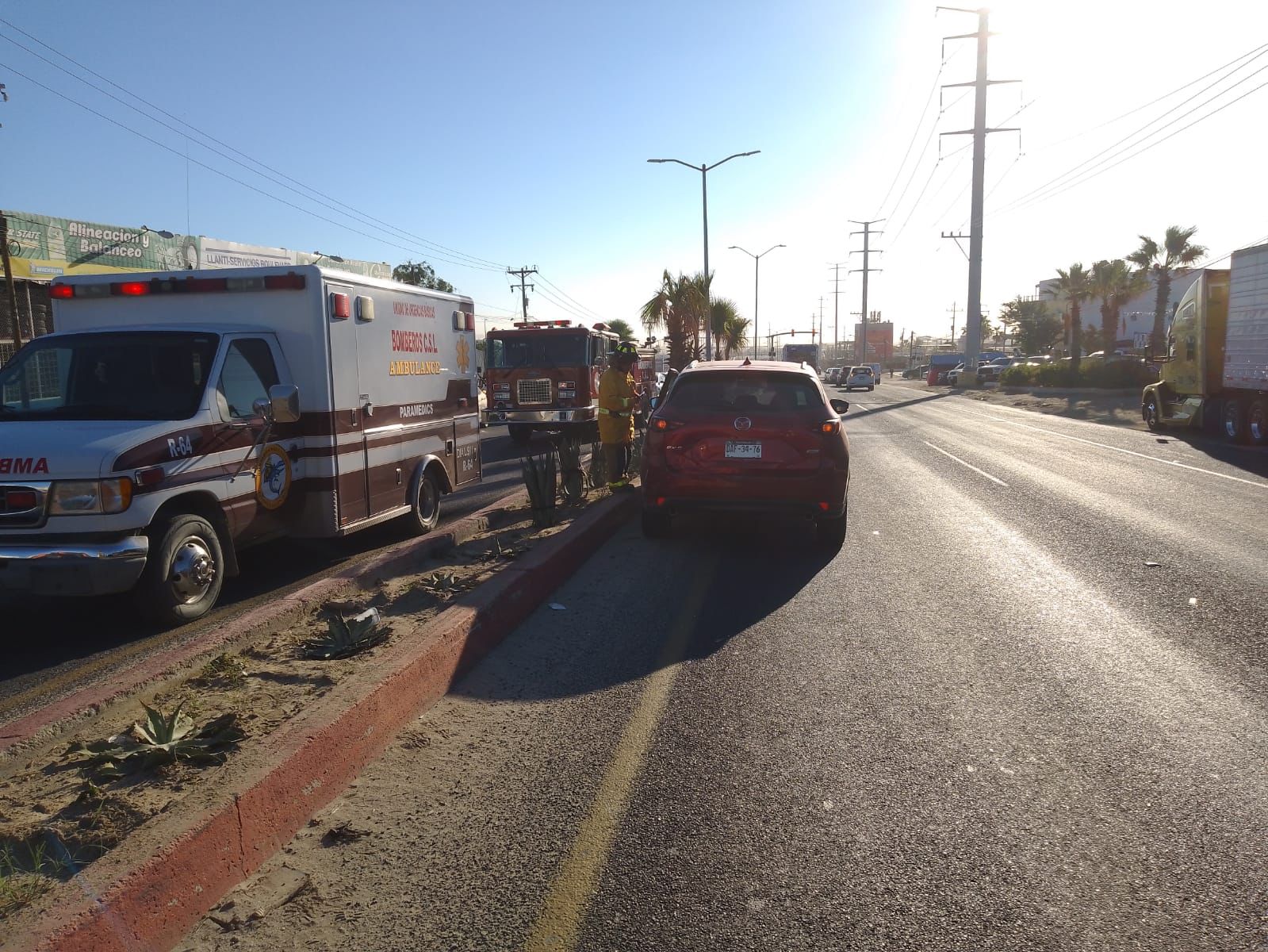 Unidades de emergencia en accidente sobre carretera a Todos Santos