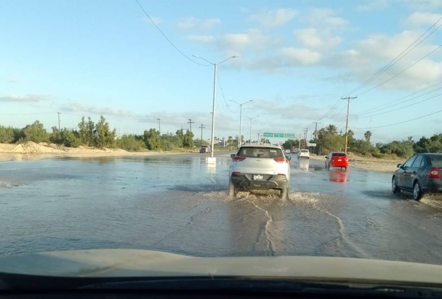 Vehículos transitando sobre bulevar Constituyente inundado por fuga de agua potable