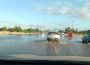 Vehículos transitando sobre bulevar Constituyente inundado por fuga de agua potable