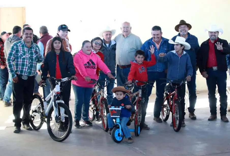 Víctor Castro en comunidad de la Sierra de San Francisco