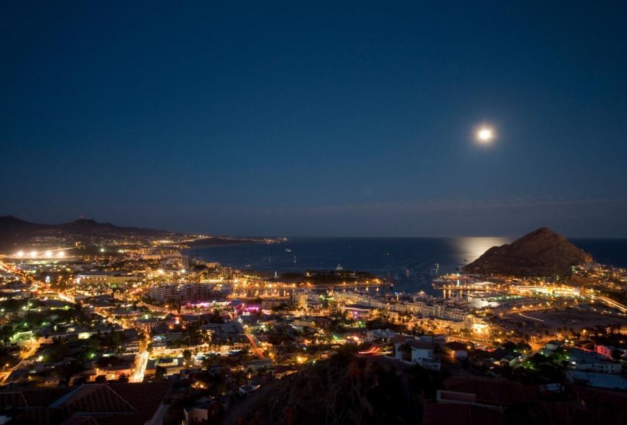 Zona turística de Cabo San Lucas de noche